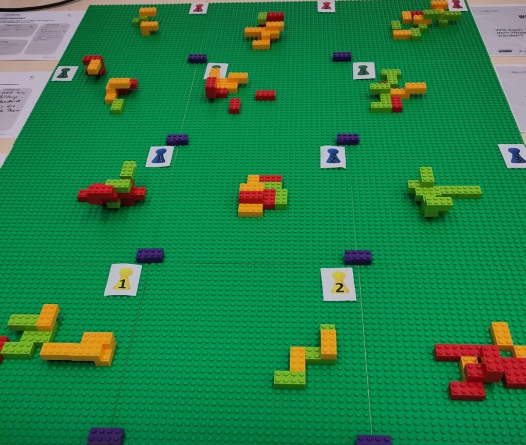 Verschiedenfarbige Legoteile auf grünen Legoplatten, die zur Ergebnisdarstellung dienten.